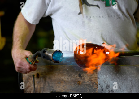 Glassblowing in Moonshine Glass studio in Wallowa, Oregon. Foto Stock