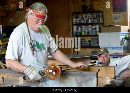 Glassblowing in Moonshine Glass studio in Wallowa, Oregon. Foto Stock