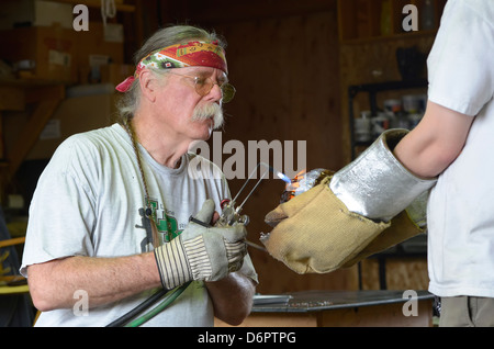 Glassblowing in Moonshine Glass studio in Wallowa, Oregon. Foto Stock