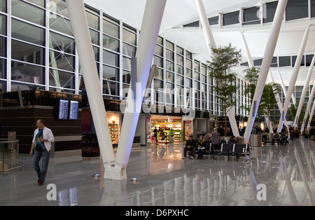 Wroclaw, Polonia, il popolo presso il nuovo terminal dell'aeroporto di Copernico Wroclaw Foto Stock