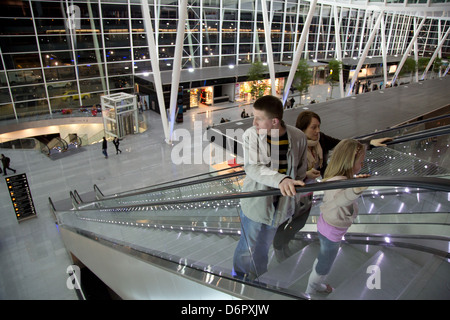 Wroclaw, Polonia, le persone su una scala mobile nel nuovo terminal dell'aeroporto di Copernico Wroclaw Foto Stock