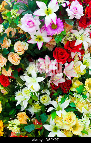 Composizione di fiori artificiali in serra Foto Stock