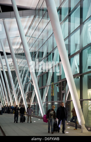 Wroclaw, Polonia, il popolo presso il nuovo terminal dell'aeroporto di Copernico Wroclaw di notte Foto Stock