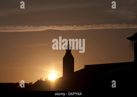 Tramonto sui comignoli delle case di Quinta do Lago, Algarve, Portogallo. Foto Stock