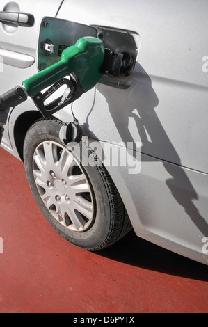 Stazione di benzina auto è rifornito con benzina senza piombo Foto Stock