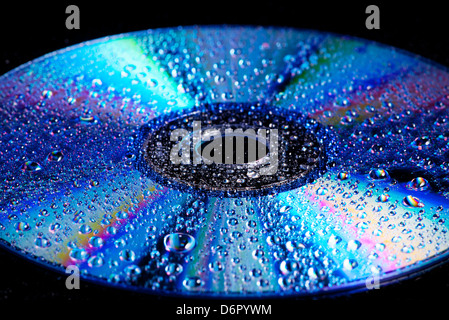 Close up di goccioline di acqua su un cd, disco DVD Foto Stock