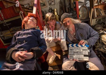 Attori ler Kristoffer Joner (Doktor Proktor, R), Emily Glaister (Lise, C) e Eilif H. Noraker (Bulle) sedersi sul set del film il German-Norwegian co-produzione 'Dokper Proktors Pupspulver' (traduzione inglese medico Proctor's Fart polvere) a Erfurt, Germania, 22 aprile 2013. Jo Nesbos apprezzato libro per bambini sul pazzo Professore Dottore Proctor sarà girato a Erfurt fino al 07 maggio 2013 e poi a Oslo, Norvegia. Essa dovrebbe venire al cinema all' inizio del prossimo anno. Foto: MICHAEL REICHEL Foto Stock
