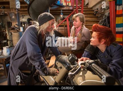 Attori ler Kristoffer Joner (Doktor Proktor, L), Emily Glaister (Lise, C) e Eilif H. Noraker (Bulle) colloqui sul set del film il German-Norwegian co-produzione 'Dokper Proktors Pupspulver' (traduzione inglese medico Proctor's Fart polvere) a Erfurt, Germania, 22 aprile 2013. Jo Nesbos apprezzato libro per bambini sul pazzo Professore Dottore Proctor sarà girato a Erfurt fino al 07 maggio 2013 e poi a Oslo, Norvegia. Essa dovrebbe venire al cinema all' inizio del prossimo anno. Foto: MICHAEL REICHEL Foto Stock