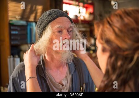 Attori ler Kristoffer Joner (Doktor Proktor, L) è preparato per la prossima scena sul set del film il German-Norwegian co-produzione 'Dokper Proktors Pupspulver' (traduzione inglese medico Proctor's Fart polvere) a Erfurt, Germania, 22 aprile 2013. Jo Nesbos apprezzato libro per bambini sul pazzo Professore Dottore Proctor sarà girato a Erfurt fino al 07 maggio 2013 e poi a Oslo, Norvegia. Essa dovrebbe venire al cinema all' inizio del prossimo anno. Foto: MICHAEL REICHEL Foto Stock