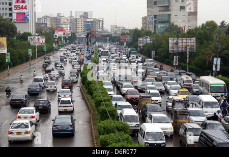 Un gran numero di veicoli bloccati nel traffico durante la pioggia pesante della stagione primaverile, a Shahrah-e-Faisal road a Karachi il lunedì, 22 aprile 2013 Foto Stock