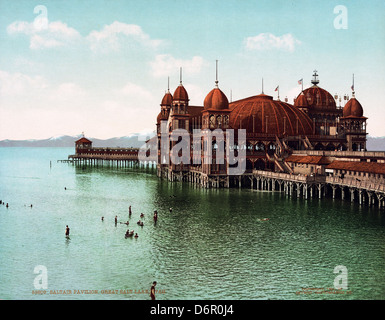 Il Saltair Pavilion, situato presso il Great Salt Lake nello Utah, è mostrato in questa immagine del 1901. La foto cattura l'iconico padiglione del resort e il paesaggio circostante, popolare per lo svago e il tempo libero durante l'inizio del XX secolo. Foto Stock