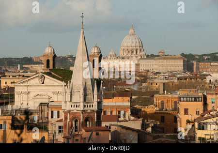 Roma, Italia. Una vista in elevazione al di sopra del Tridente quartiere della città, con la Basilica di San Pietro in lontananza. 2013. Foto Stock