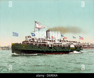 Una cartolina fotocromatica del piroscafo "City of Erie" sulla Cleveland and Buffalo Line, intorno al 1900. Questa immagine mostra un battello a vapore che opera sui grandi Laghi, parte della collezione storica della Detroit Publishing Company. Foto Stock