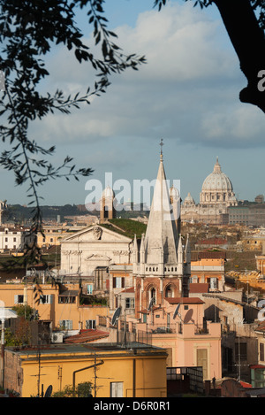 Roma, Italia. Una vista in elevazione al di sopra del Tridente quartiere della città, con la Basilica di San Pietro in lontananza. 2013. Foto Stock