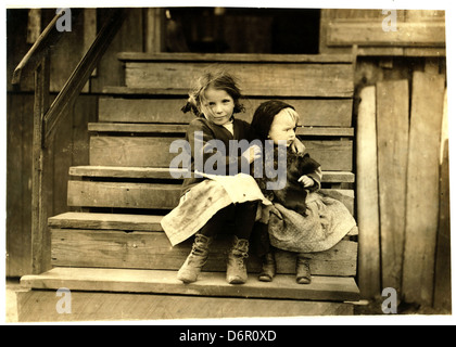 Lewis Hine: Poco Julia tendendo il bambino a casa, il Bayou La Batre, Alabama, 1911 Foto Stock