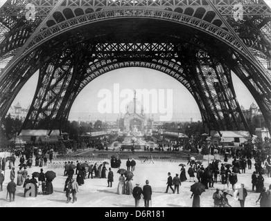 Esposizione di Parigi, vista dal livello di massa della torre Eiffel con i parigini promenading, 1889 Foto Stock