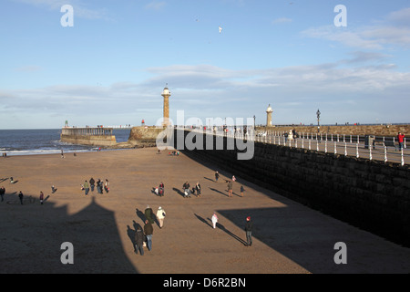 Whitby Harbour e faggio in una fredda e ventosa, bel giorno di nuovi anni 2013 Foto Stock