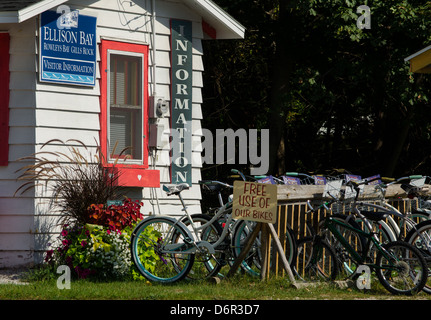 Centro informazioni turistiche in Ellison Bay, Wisconsin offre biciclette gratuite per i visitatori Foto Stock