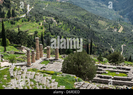 Guardando verso il basso sul Tempio di Apollo e Teatro all'antico sito di Delphi in Tessaglia, Grecia centrale Foto Stock