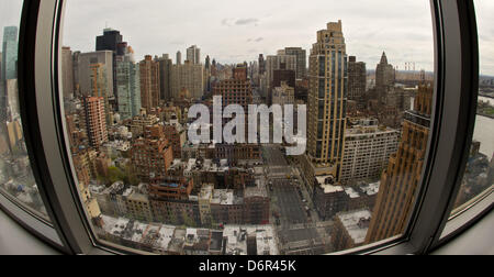 Vista su una scena di strada con traffico occupato dalla casa tedesca in New York, Germania, 20 aprile 2013. Foto: Arno Burgi Foto Stock