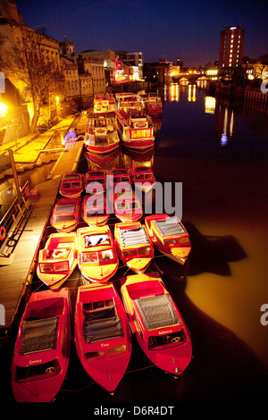 Barche ormeggiate in notturna sul fiume Ouse a York, visto dal Ponte Ouse, York, Yorkshire Regno Unito Foto Stock