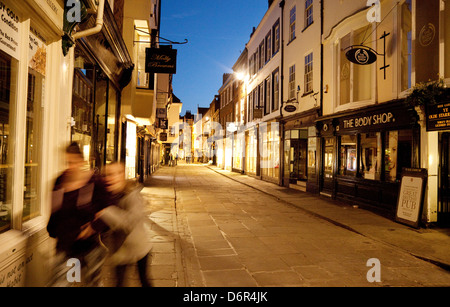 Via medievale York UK, scena di strada Stonegate, centro di York, città vecchia, di notte, York Inghilterra Foto Stock