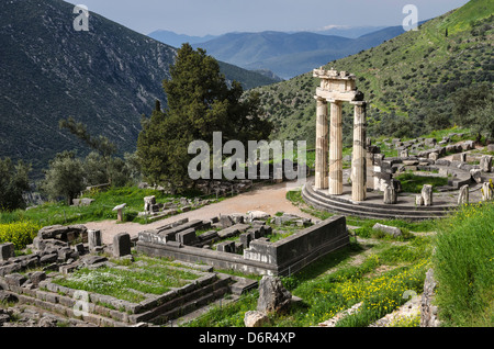 La circolare Tholos presso il Tempio di Atena Pronaia, antica Delphi, Tessaglia, Grecia. Foto Stock