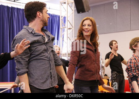 Raul Esparza e Jessica Phillips premere le prove con il cast del musical di Broadway "salto di fede" al nuovo 42nd Street Foto Stock