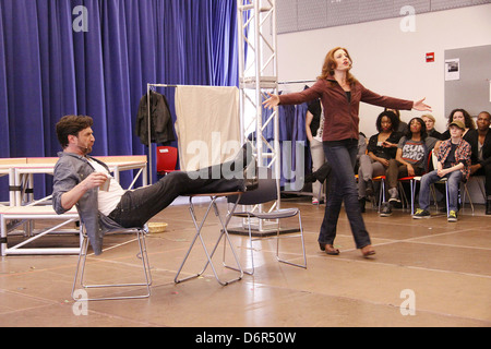 Raul Esparza e Jessica Phillips premere le prove con il cast del musical di Broadway "salto di fede" al nuovo 42nd Street Foto Stock