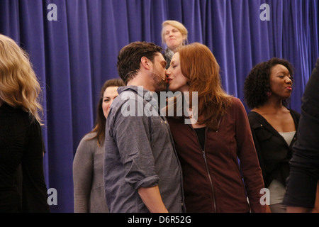 Raul Esparza e Jessica Phillips premere le prove con il cast del musical di Broadway "salto di fede" al nuovo 42nd Street Foto Stock