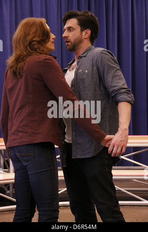 Jessica Phillips e Raul Esparza premere le prove con il cast del musical di Broadway "salto di fede" al nuovo 42nd Street Foto Stock