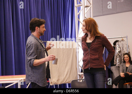 Raul Esparza e Jessica Phillips premere le prove con il cast del musical di Broadway "salto di fede" al nuovo 42nd Street Foto Stock