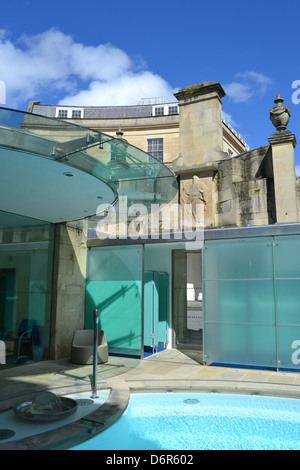 La croce bagno è uno spazio privato a Bath spa pubblica, le Thermae Bath Spa. I visitatori possono galleggiare in un privato, minerale calda primavera. Foto Stock