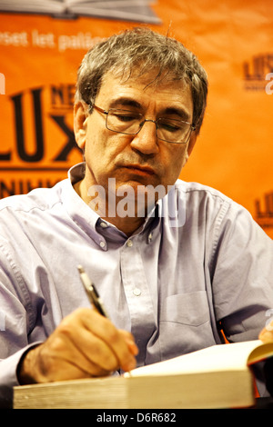 Lo scrittore turco Orhan Pamuk, destinatario del 2006 Premio Nobel per la letteratura, firma i suoi libri durante gli Scrittori di Praga Festival Foto Stock