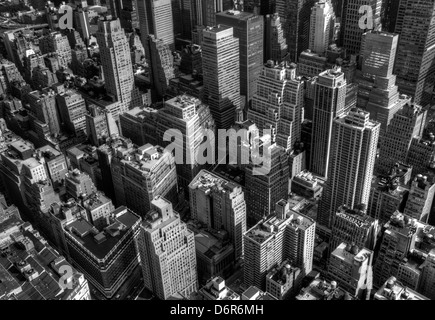 Grattacieli di Manhattan è vista dalla parte superiore dell'Empire State Building di New York City, Stati Uniti d'America Foto Stock
