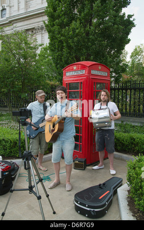 Londra, Regno Unito, sconosciuto pop band girato un video di se stesso nella parte anteriore di un vecchio telefono cellulare Foto Stock