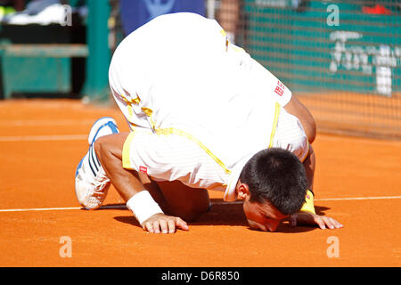 MONTE CARLO, Monaco - 21 aprile: Novak Djokovic di Serbia bacia la terra dopo aver vinto l'ATP Monte Carlo Masters, al Montecarlo Sporting Club il 21 aprile 2013 a Montecarlo, Monaco. (Foto di Mitchell Gunn/ESPA) Foto Stock