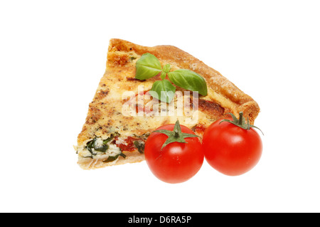 Fetta di formaggio, pomodori e basilico quiche con pomodori e basilico isolata contro bianco Foto Stock