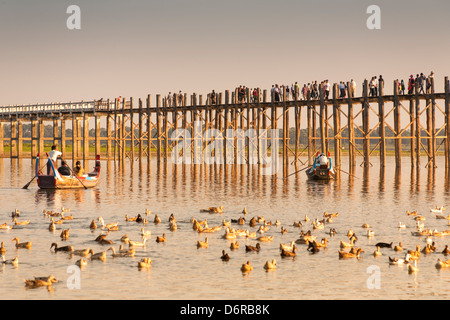 U Bein ponte di legno, più lunga del mondo passerella in teak, attraversando il lago Taungthaman, Amarapura, Mandalay Myanmar (Birmania) Foto Stock