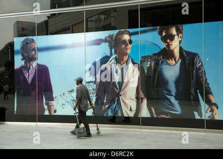 Londra, Regno Unito, detergente prima il Boss Store (Hugo Boss) nel centro commerciale Westfield Startford City Foto Stock