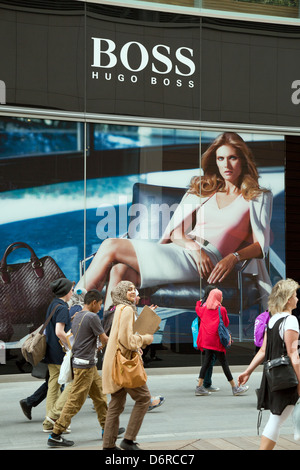 Londra, UK, passanti sul Boss Store (Hugo Boss) nel centro commerciale Westfield Startford City Foto Stock