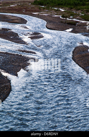 Crepuscolo skies riflettono in intrecciato forcella est del fiume Toklat, Parco Nazionale di Denali, Alaska, STATI UNITI D'AMERICA Foto Stock