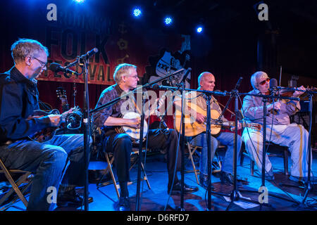 Brooklyn, Stati Uniti Il 20 aprile 2013. Il Canneto Rattlers sul palco al Brooklyn Festival Folk. Il Rattlers, basata a New York City, svolgono tradizionale string band di musica. Foto Stock