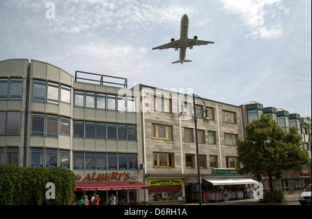 Berlino, Germania, dell'aeroporto in volo sopra le strade di Berlino Tegel Foto Stock