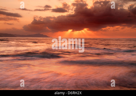 Tramonto a Itzurun Beach, Zumaia, Paesi Baschi, Spagna - le suggestive scogliere Flysch sulla costa atlantica Foto Stock