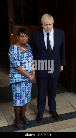 Londra, Regno Unito. 22 aprile 2013: Doreen Lawrence, Boris Johnson frequentare un memoriale di servizio che segna il ventesimo anniversario della morte di Stephen Lawrence che fu fatalmente pugnalato a Londra. Credito: Duncan Penfold/Alamy Live News Foto Stock