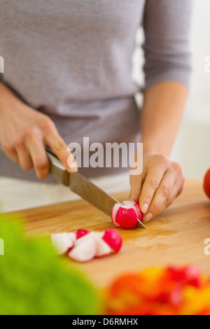 Primo piano sul taglio donna ravanelli Foto Stock