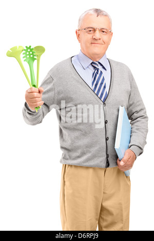 Coppia gentleman holding cucchiai e un libro di cucina, isolato su sfondo bianco Foto Stock