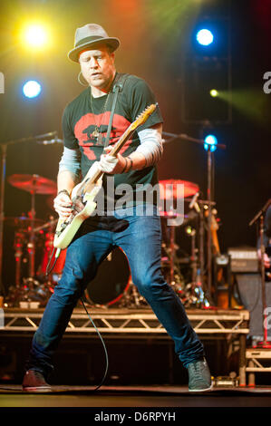 Londra, Regno Unito. Il 22 aprile, 2013. Counting Crows eseguire live at Hammersmith Apollo, Londra. Foto Stock