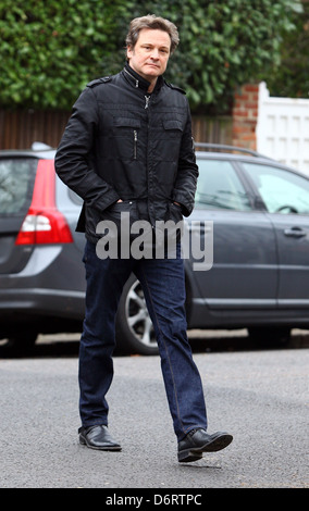 Colin Firth torna a casa dopo aver partecipato al Festival Internazionale del Cinema di Berlino (Berlinale) Londra, Inghilterra - 18.02.11 Foto Stock